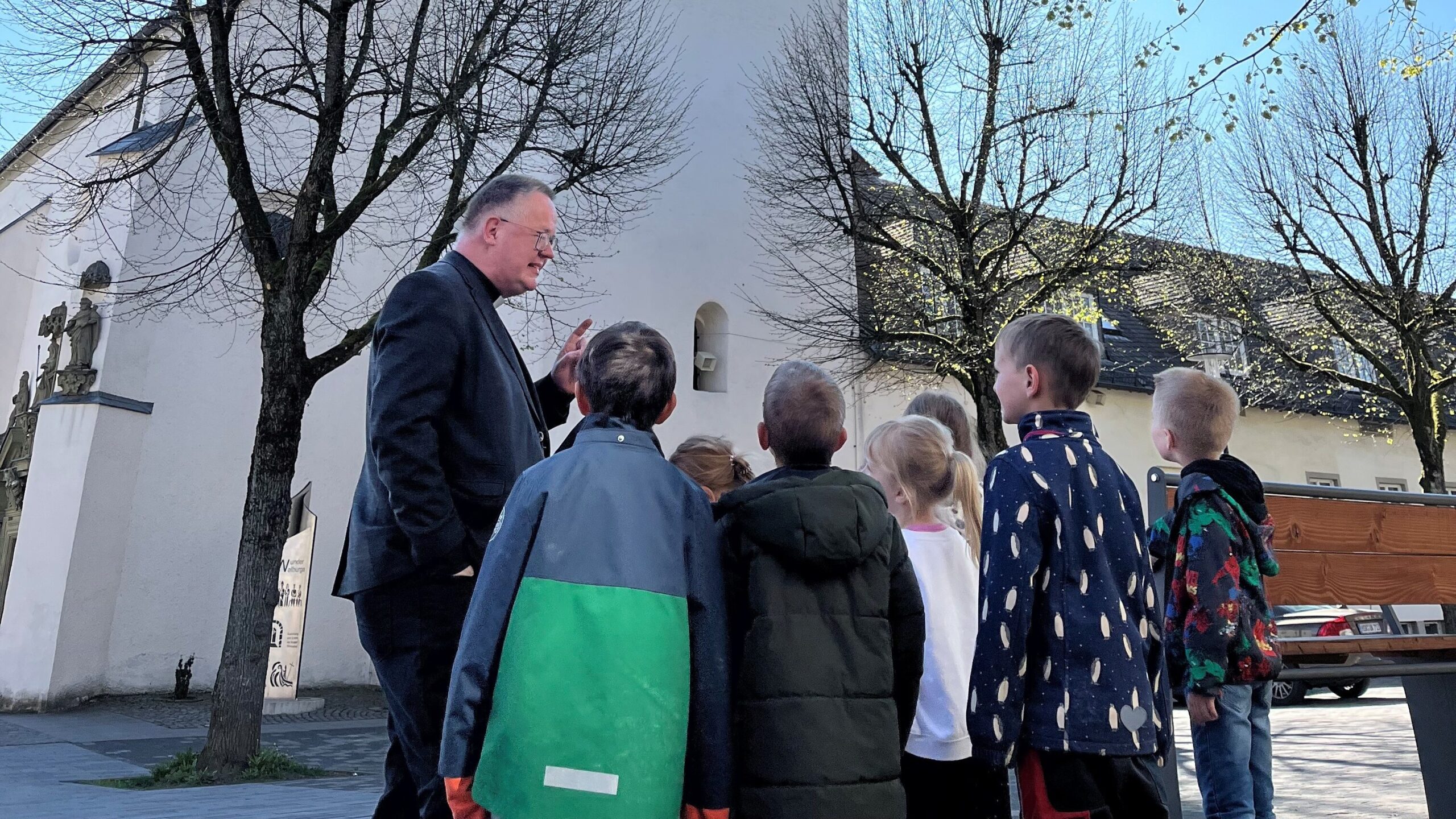 Besuch-Kirche-scaled-aspect-ratio-16-9